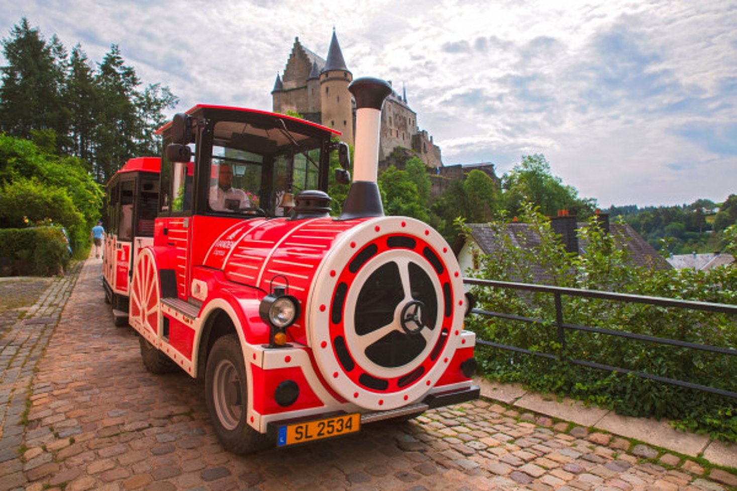 Vianden Express touristischer Zug zur Besichtigung der Stadt Vianden