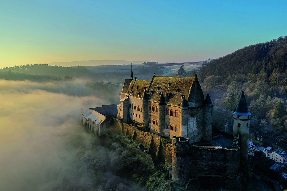 Schloss Vianden im Nebel