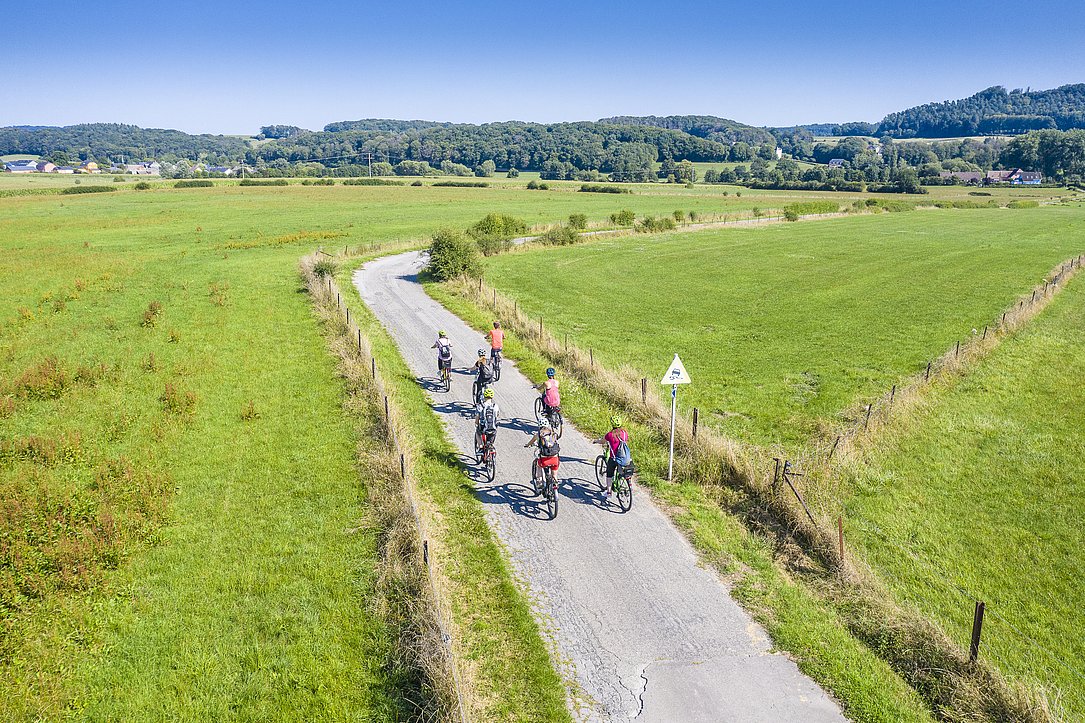 Tour à vélo en groupe dans la région du Guttland avec vue drone 