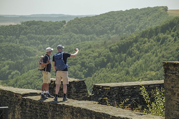 Wanderer auf Schloss Bourscheid