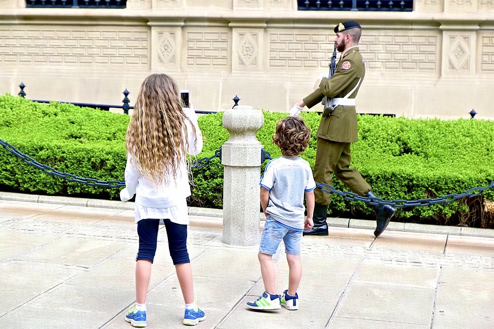 Grossherzoglicher Palast - Soldat mit Kindern