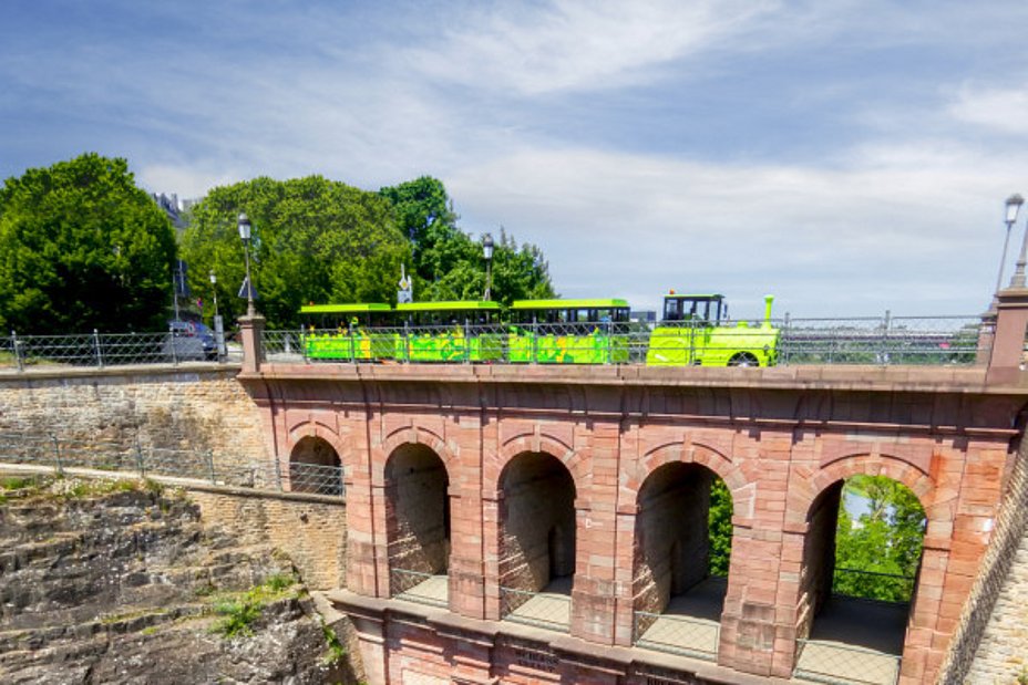 Touristischer Zug Pétrusse Express auf der Brücke Schlassbreck in Luxemburg-Stadt
