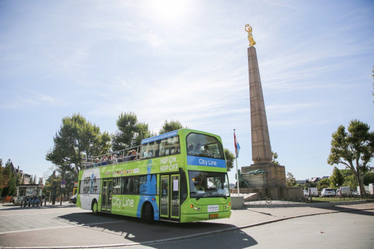 Hop On Hop Off Bus vor dem Gëlle Fra-Denkmal am Konstitutionsplatz