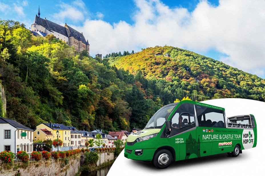 Touristischer Cabrio-Bus mit der Stadt Vianden im Hintergrund