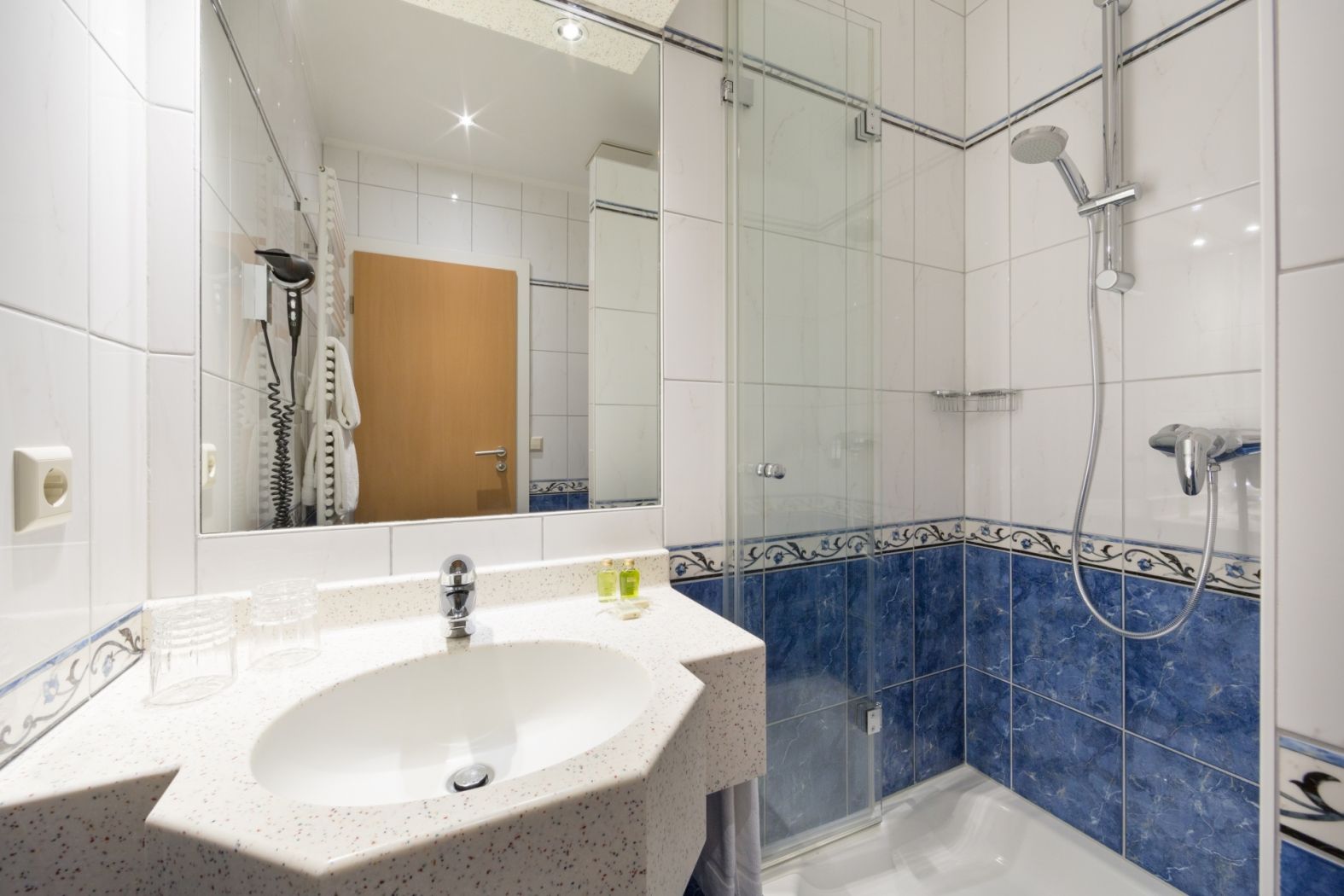 Hotel Perrin Bathroom