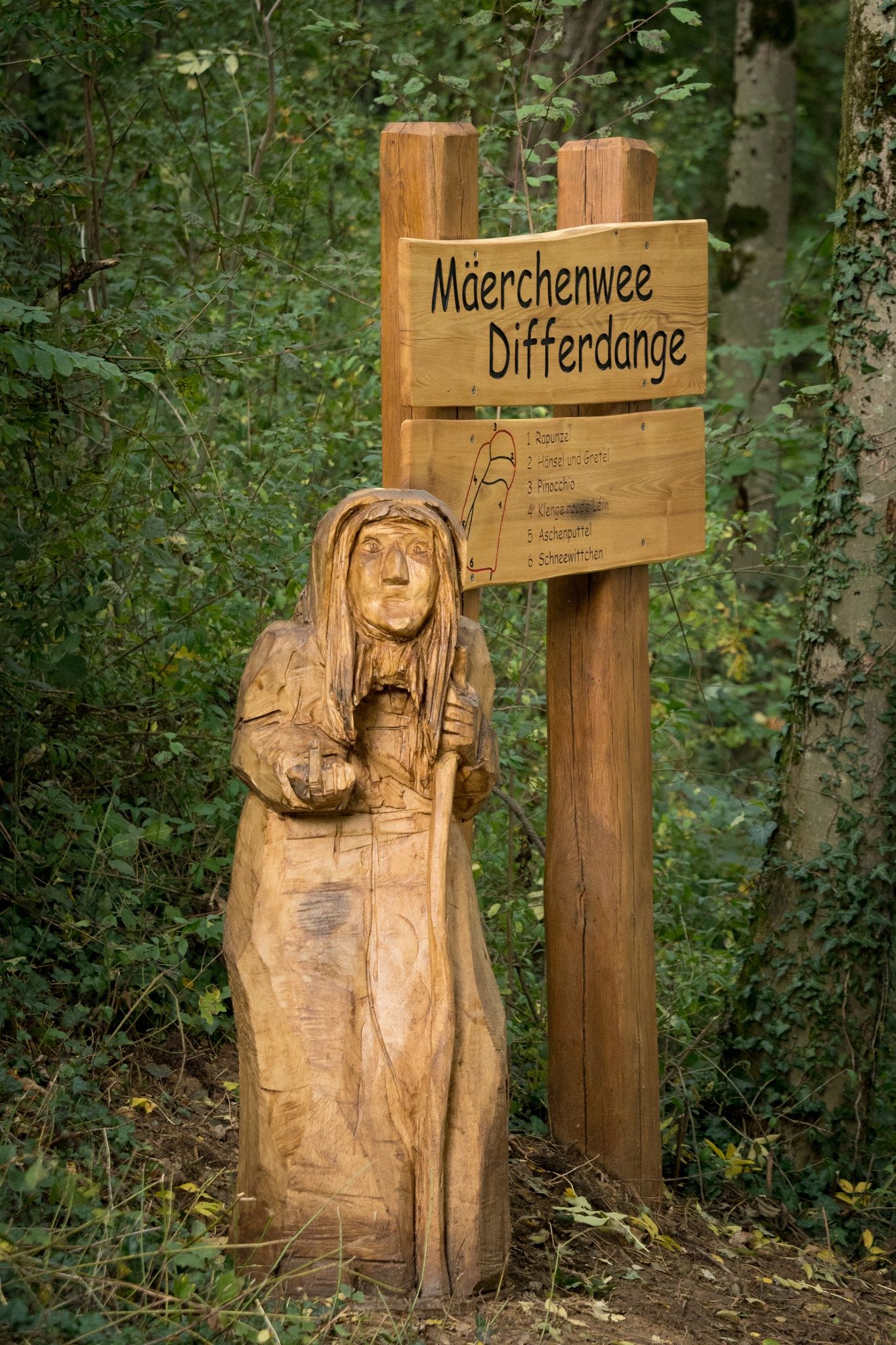 Ab der Statue der bösen Hexe beginnt der Weg. Ein kleines Übersichtsschild erklärt kurz die einzelnen Stationen