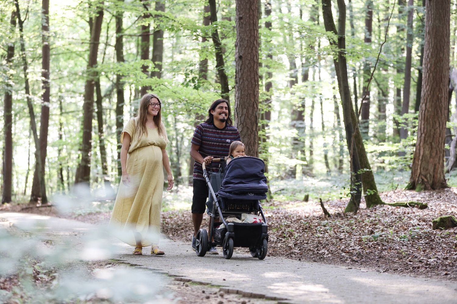 Familie mit Kinderwagen Wandern
