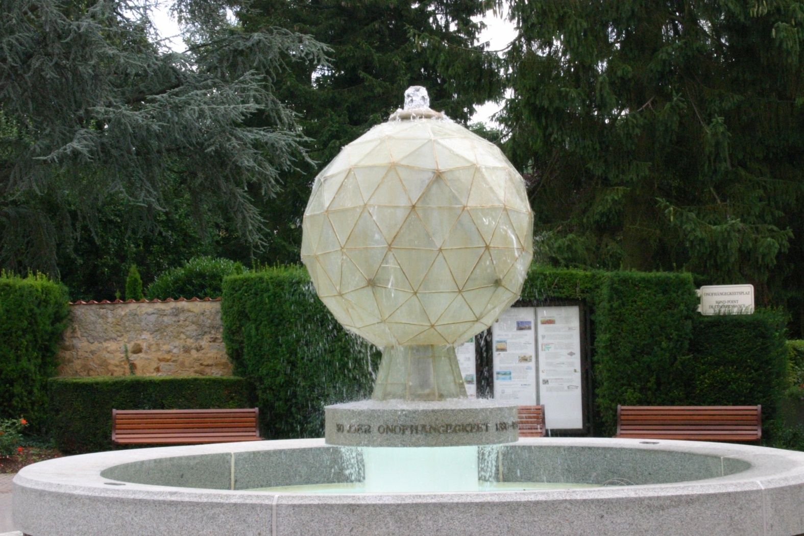 fontaine de l independance devant le syndicat d initiative