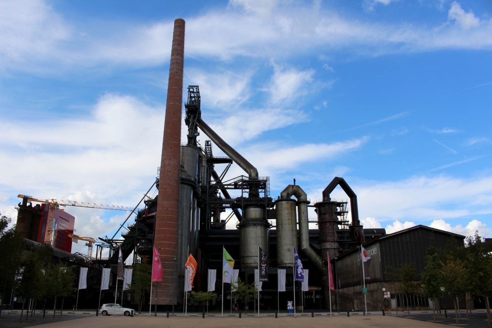 Der Weg führt auch durch das konvertierte Industriegebiet "Belval" das heute ein modernes Stadtviertel ist.