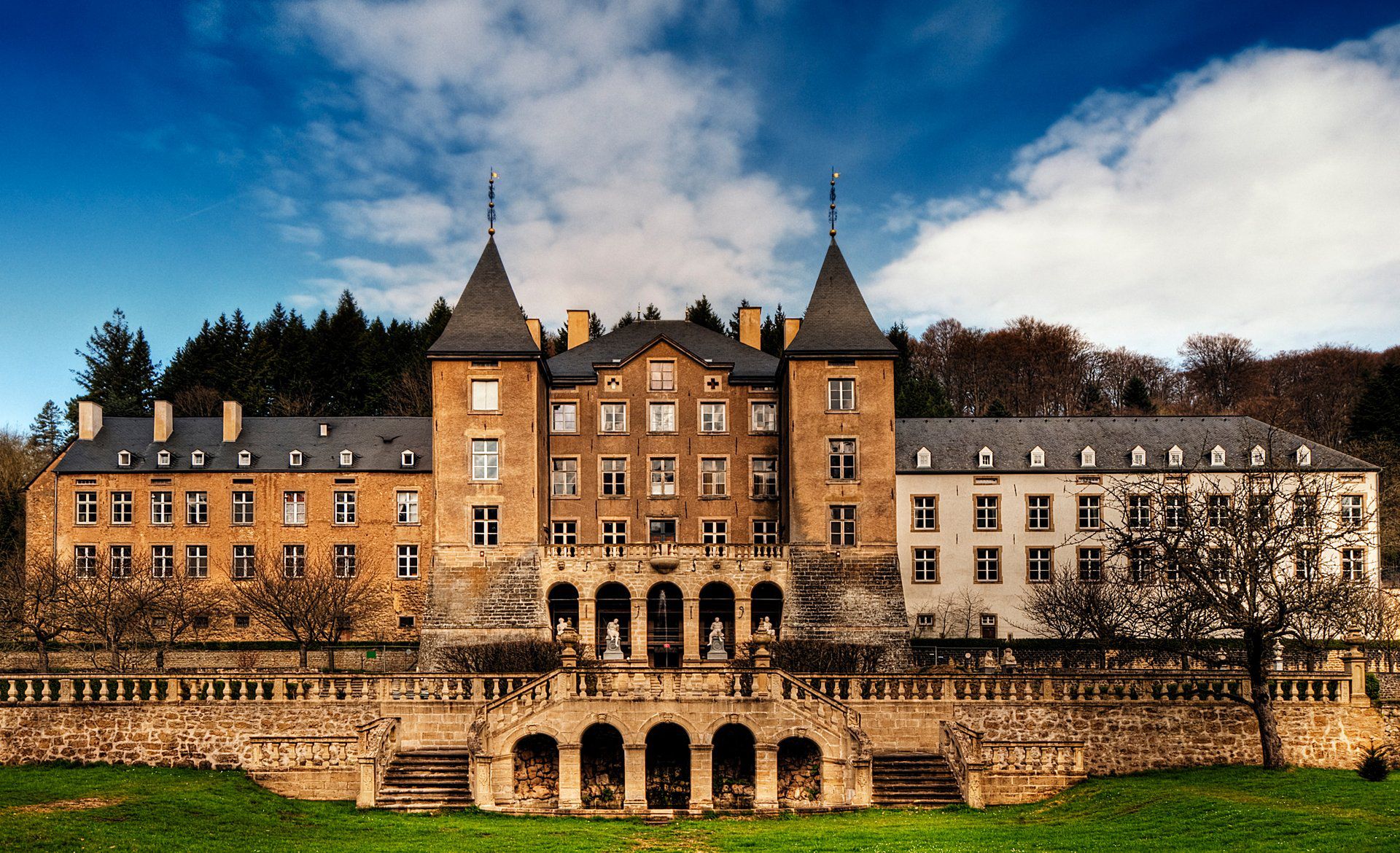 GRAND CHATEAU - Article D'occasion - Bon état - Marque Jean