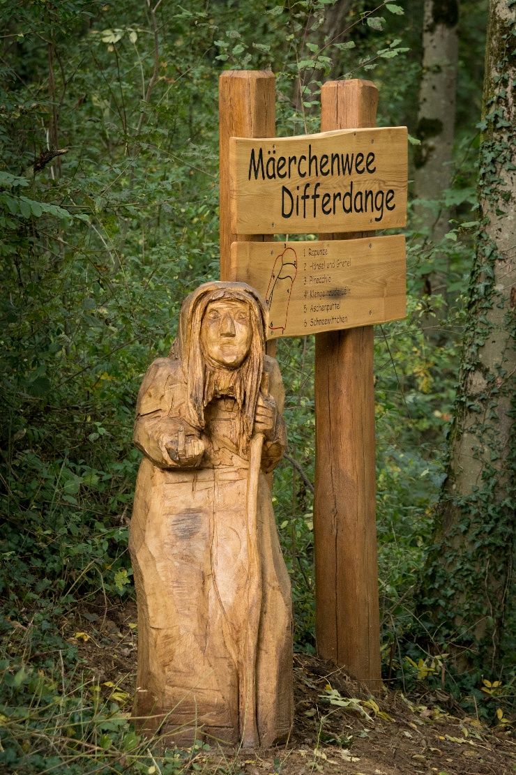 Ab der Statue der bösen Hexe beginnt der Weg. Ein kleines Übersichtsschild erklärt kurz die einzelnen Stationen