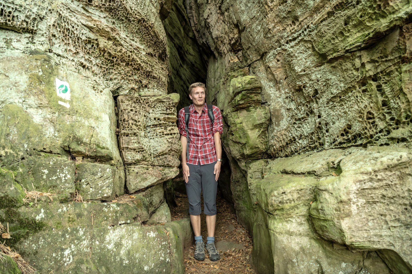Es wird eng in der Mandrack Passage am Felsenweg 3, © Eifel Tourismus GmbH, D. Ketz