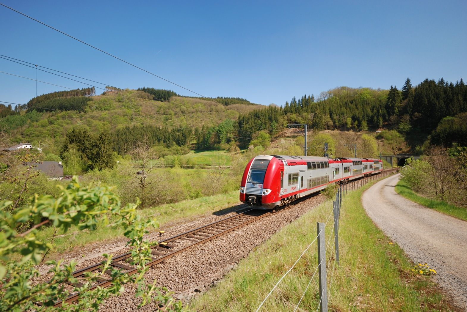 Wandern Sie zwischen zwei Bahnhöfen und entdecken Sie die Region