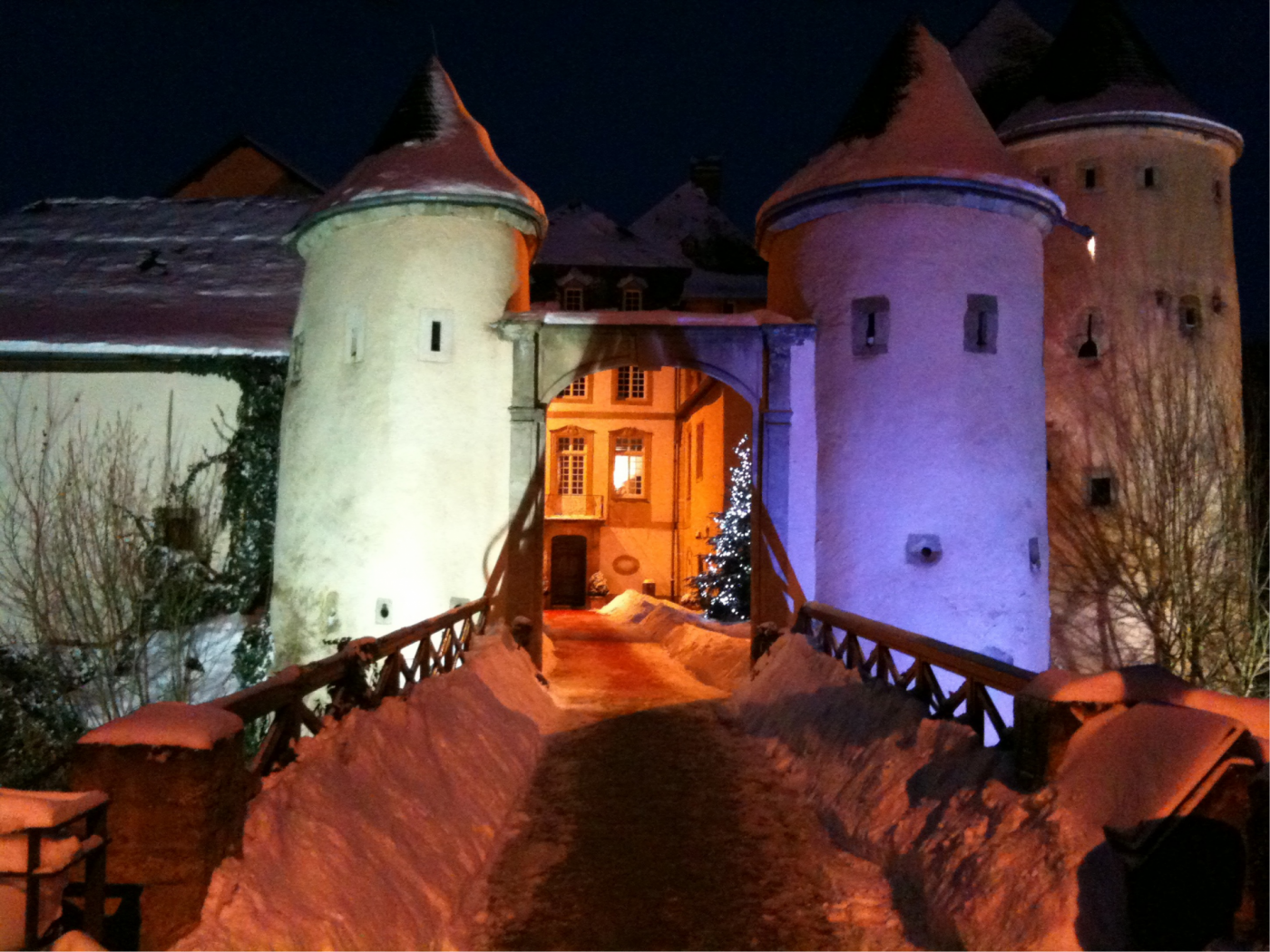 Bourglinster Castle exterior by night