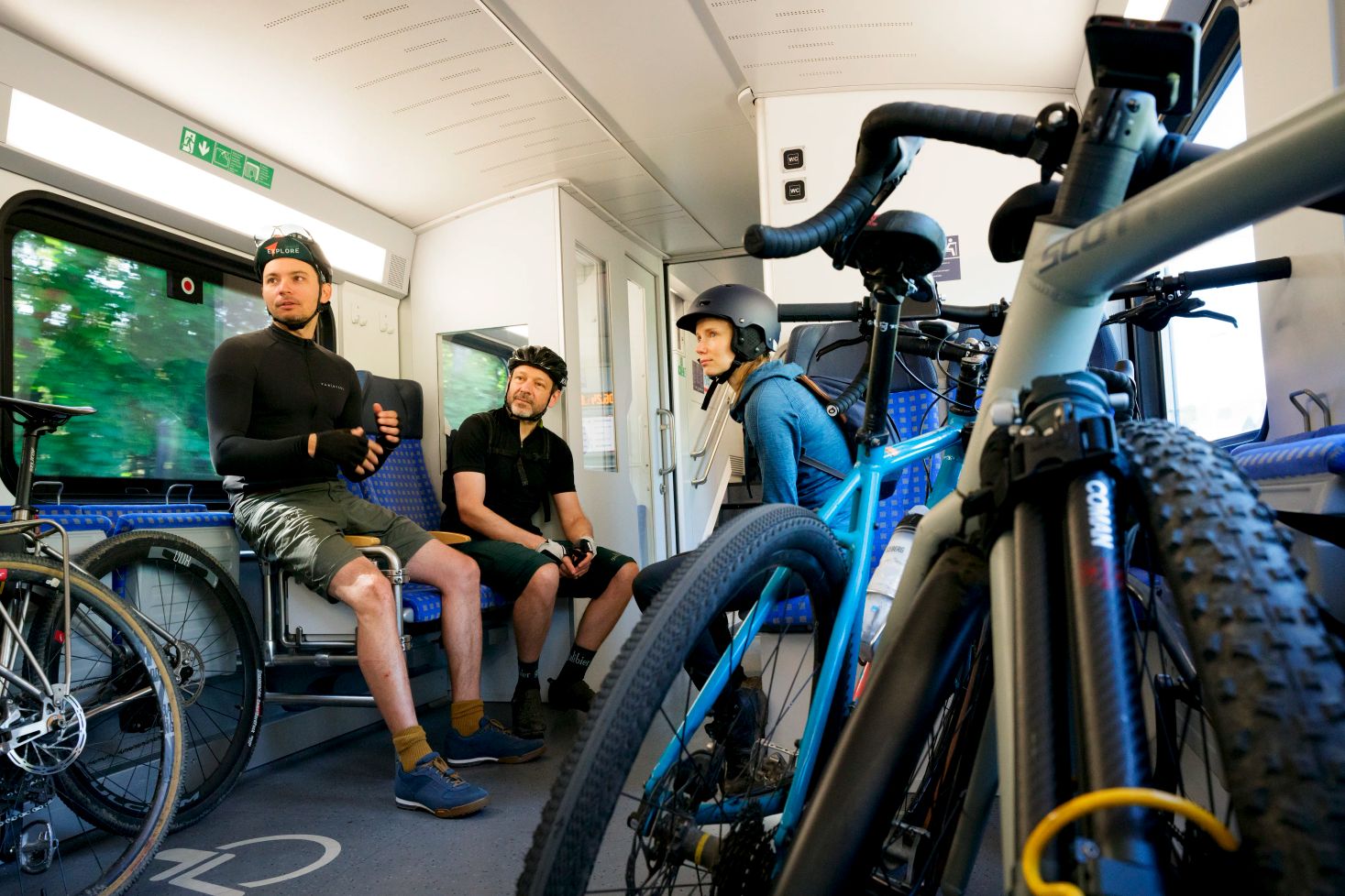Fietsers in de trein