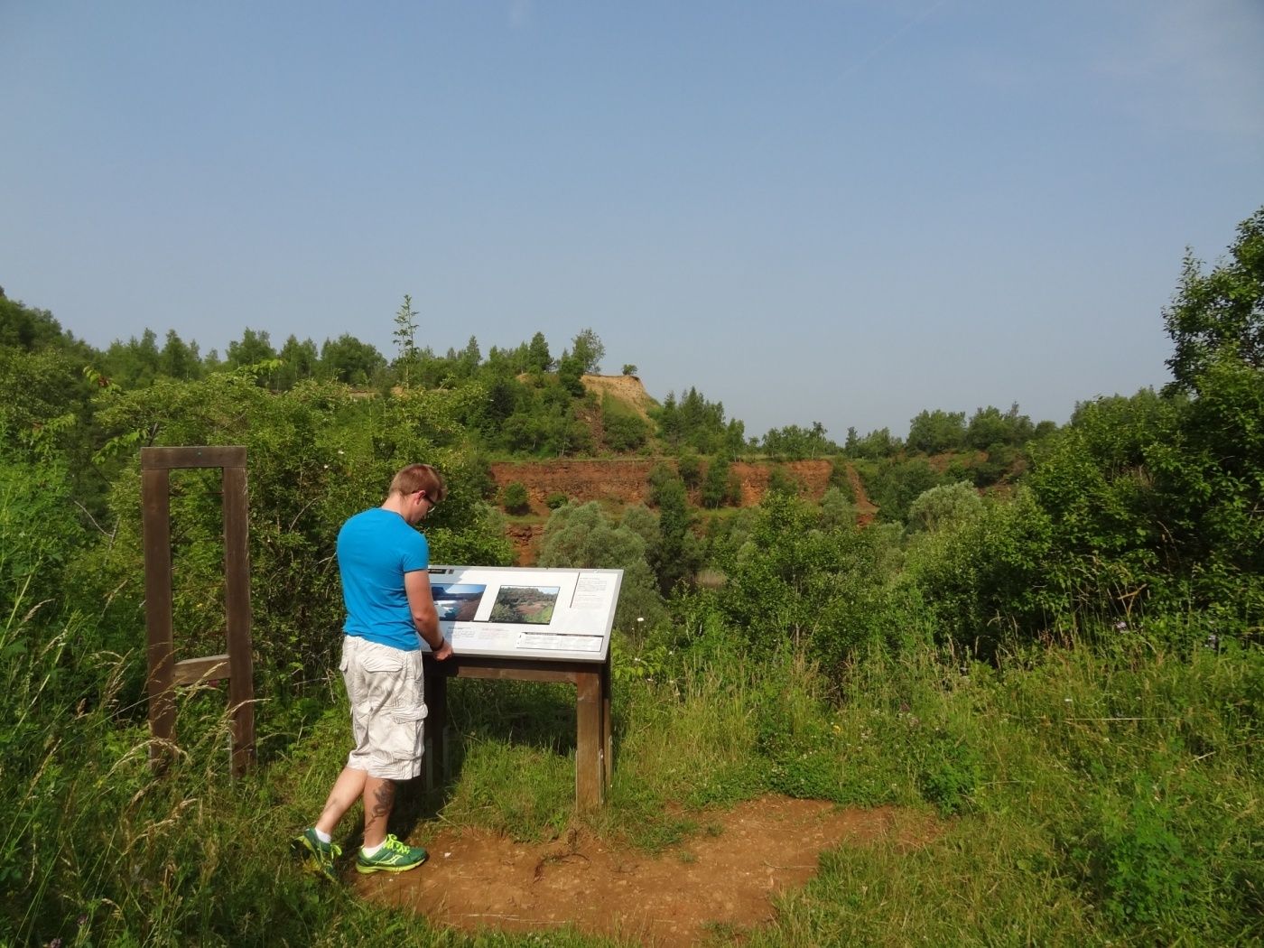 Auf Informationstafeln, die einen anderen Wanderweg beschreiben, kann man mehr über das ehemalige Abbaugebiet in Erfahrung bringen.