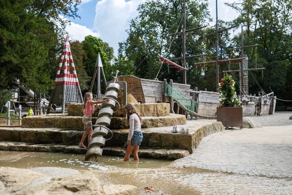 Aire de jeux "Bateau pirate" au parc municipal