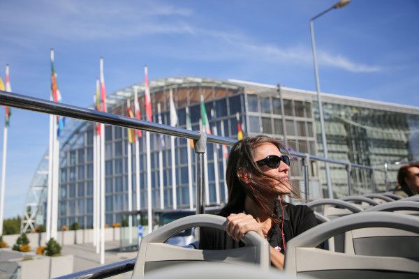 Frau, die Luxemburg mit dem City Line Doppeldeckerbus besichtigt
