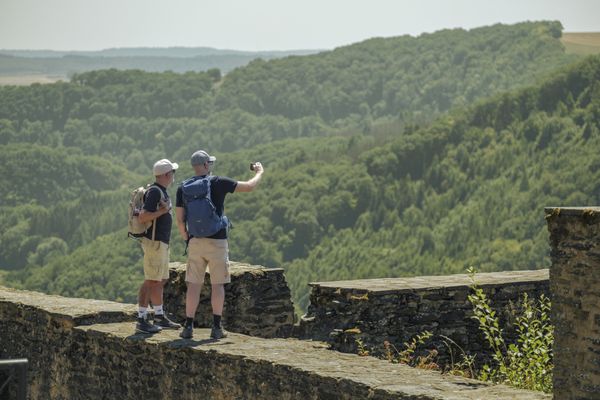 Wanderer auf Schloss Bourscheid