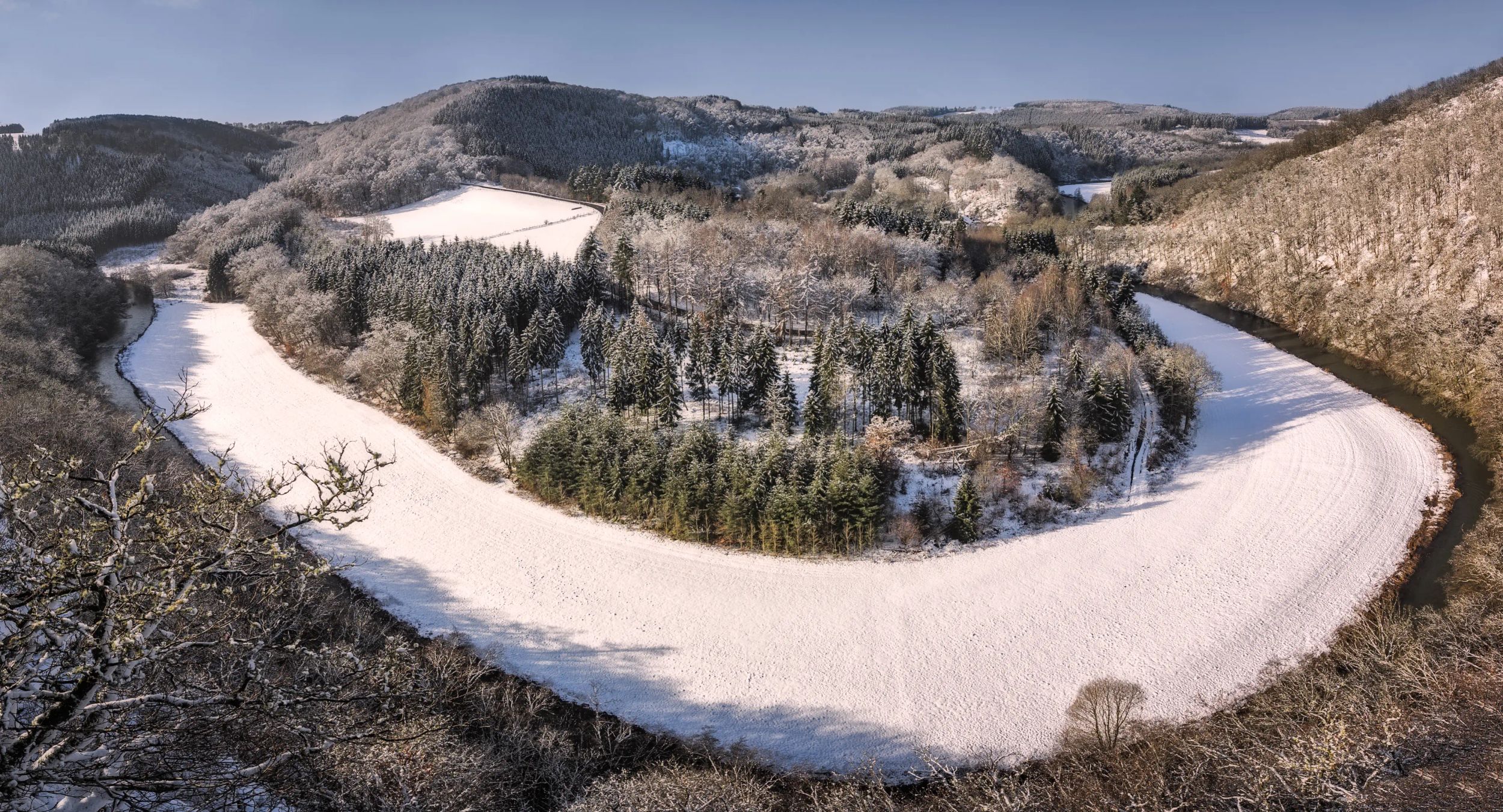 Paysage hivernal du lac de la Haute-Sûre