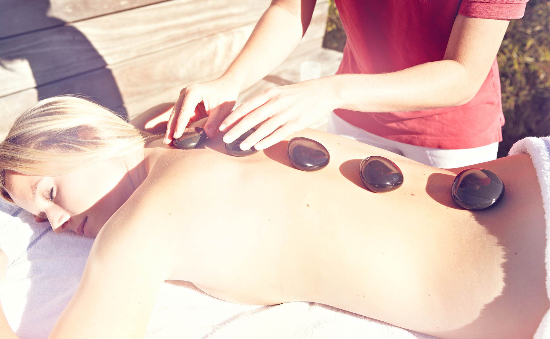 SITE_SPA_SOIN_lastone therapy-dos-femme-exterieur-3_1880x1160